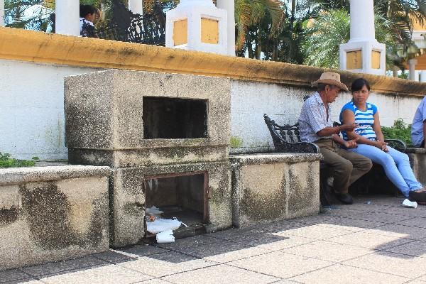 Basura se dispersa en el suelo.