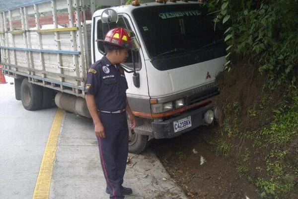 Bombero revisa el camión que fue asaltado en la cuesta de Las Cañas, Antigua Guatemala. (Foto Prensa Libre: Manuel Hernández)<br _mce_bogus="1"/>