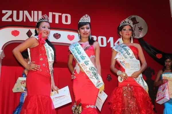 Las tres nuevas soberanas hacen su presentación en el salón municipal de Zunilito. (Foto Prensa Libre: Danilo López)<br _mce_bogus="1"/>