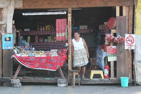 Un extintor y un rótulo que prohíbe fumar se observan en una venta de la ciudad de Escuintla.