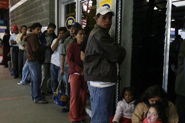 El sistema de bancos estará cerrado mañana. (Foto Prensa Libre: Hemeroteca PL)