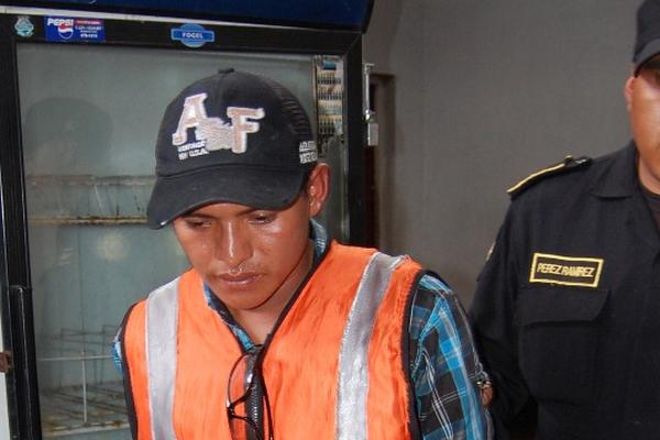 Noel Isaí Hidalgo López, uno de los capturados, ingresa a la subestación de Coatepeque. (Foto Prensa Libre: Alexander Coyoy)