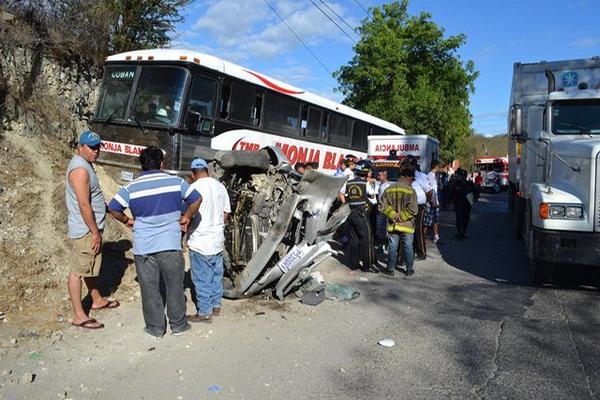 Curiosos observan los dos vehículos involucrados en el percance ocurrido en el kilómetro 70 de la ruta al Atlántico. (Foto Prensa Libre: Hugo Oliva)<br _mce_bogus="1"/>