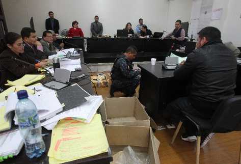 Perito del  Ministerio Público explica al Tribunal B de Mayor Riesgo los materiales utilizados en la elaboración de bomba.