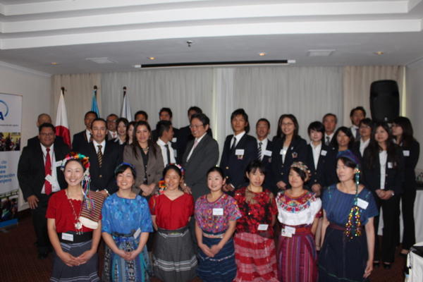 Los 29 voluntarios del Jica, que actualmente radican en Guatemala, celebraron el 25 aniversario de la entidad en el país. (Foto Prensa Libre: Jica)