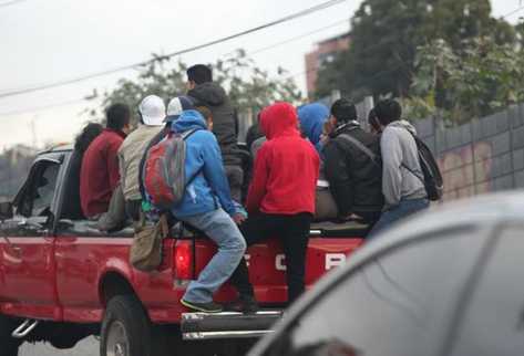 Usuarios buscan medios alternativos de transporte. (Foto Prensa Libre: Erick Ávila)