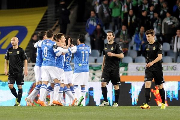 Los jugadores de la Real Sociedad celebran el triunfo ante Racing. (Foto Prensa Libre: AFP)