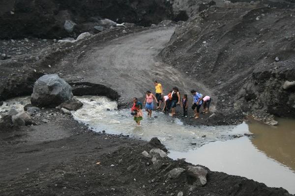 Vecinos de la aldea    El Zapote, en las faldas de volcán, piden puente para   cruzar río Guacalate