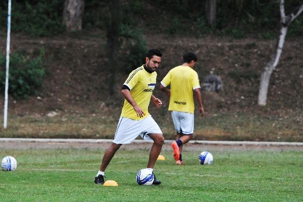 El delantero Carlos Kamiani Félix  conduce el balón,  durante la práctica de los universitarios en el estadio Revolución. (Foto Prensa Libre: Gloria Cabrera)