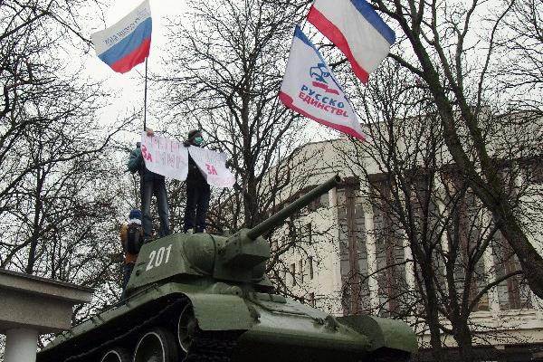 Habitantes de Crimea ondean la bandera rusa en señal de rechazo a Kiev. (Foto Prensa Libre: AFP)