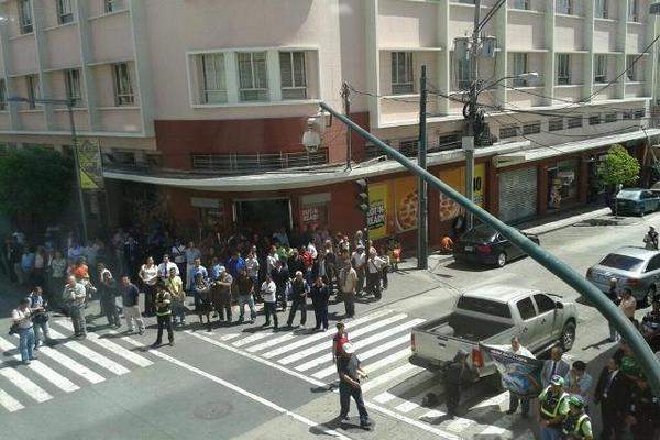 Expectativa en la 6ta Av. Zona 1, por recorrido que hará la reina Sofía. (Foto Prensa Libre: Andrea Orozco)