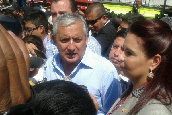 El Presidente Otto Pérez Molina estima que "6 mil negocios fueron destruidos" por el incendio en La Terminal, zona 4. (Foto Prensa Libre: Julio Lara)