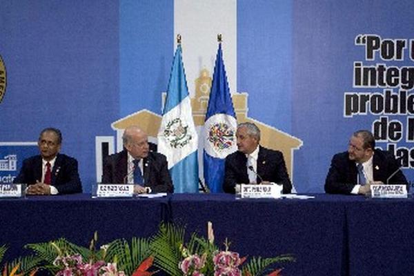 Pérez Molina e Insulza presentan conclusiones de 43 asamblea de OEA en Antigua. (Foto Prensa Libre: EFE)<br _mce_bogus="1"/>