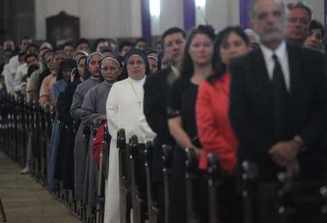 Decenas de personas participan en la misa por el primer año del pontificado de Francisco.