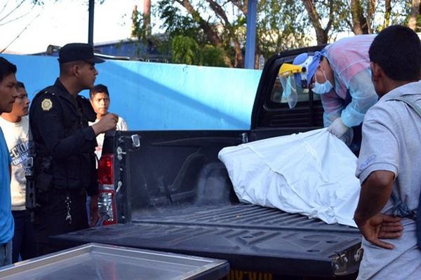 Un empleado de la morgue cubre el cadáver de Lázaro Hernández, quien murió en un percance vial, en San Agustín Acasaguastlán. (Foto Prensa Libre: Hugo Oliva)