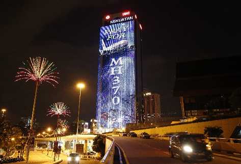 Un edificio exhorta a los ciudadanos a orar por las víctimas del MH370 en Kuala, Malasia. (Foto Prensa Libre: AP)