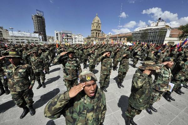 Soldados de bajo rango exigen en La Paz que haya igualdad de oportunidades en el Ejército. (Foto Prensa Libre: AFP)