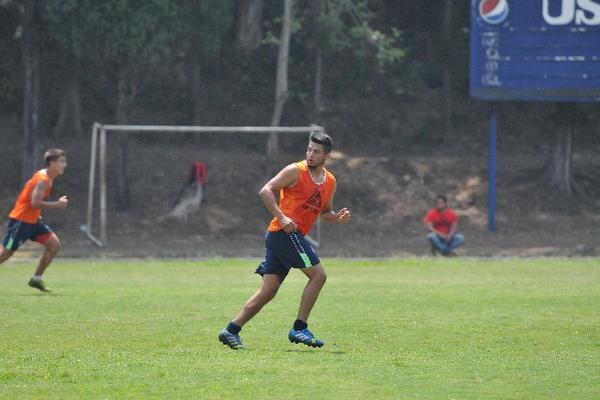 El volante de la Usac, Jimmy Barrios, denunció que recibió una llamada por medio de la cual le indicaron que diera un precio para que Coatepeque ganara en el juego del domingo. (Foto Prensa Libre: Eduardo González)