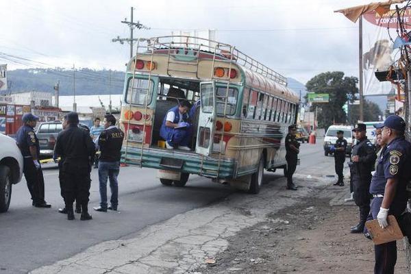 Peritos del Ministerio Público recogen evidencias en la escena de uno de los crímenes ocurridos en Chimaltenango. (Foto Prensa Libre: José Rosales)