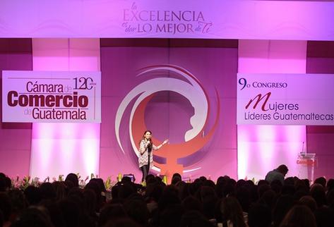 Miss Universo, la venezolana Bárbara Palacios, durante la conferencia inaugural del noveno Congreso de Mujeres Líderes  Guatemaltecas. (Foto Prensa Libre: Hemeroteca PL)