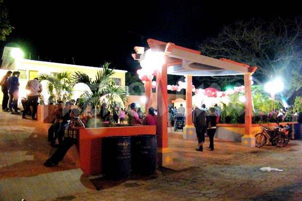 Pobladores acuden a conocer las instalaciones del nuevo parque de El Jícaro, El Progreso. (Foto Prensa Libre: Héctor Contreras)