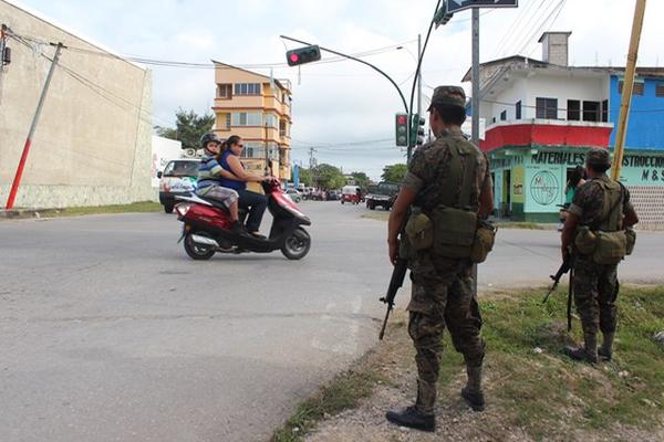 Soldados patrullan calles de San Benito, como parte del Plan Cuadrante que se implementó en Petén. (Foto Prensa Libre: Rigoberto Escobar)