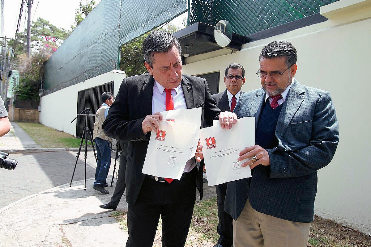 Diputados del  partido Líder, salen de la sede de la Cicig, donde entregaron el  informe( Foto Prensa Libre: Paulo Raquec)