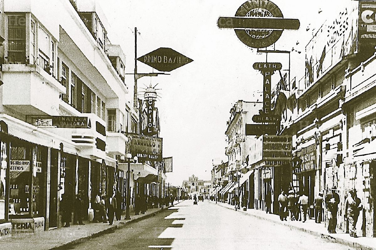 Paseo de la Sexta Avenida de los años cuarenta, al fondo se observa el viejo Calvario el cual fue demolido en 1947 como parte de un proyecto para la prolongación de dicha avenida. Foto: Centuria Prensa Libre