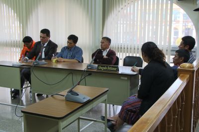 Los procesados  y su defensa al momento de escuchar la sentencia del tribunal (Foto Prensa Libre: Leonel Camey)