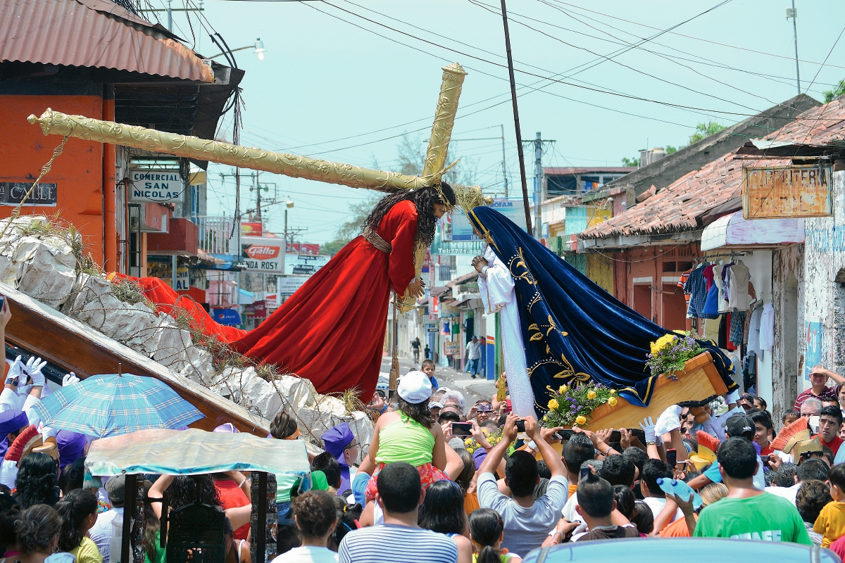 Imagen de Jesús se encuentra con imagen de la Virgen María, en Retalhuleu. (Foto Prensa Libre: Jorge Tizol)