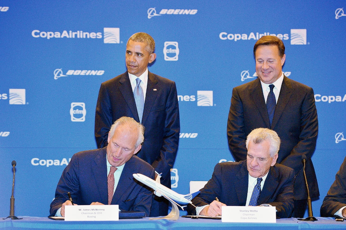 Obama y Varela observan la firma de un acuerdo para adquirir aviones.(Foto Prensa Libre:AFP)