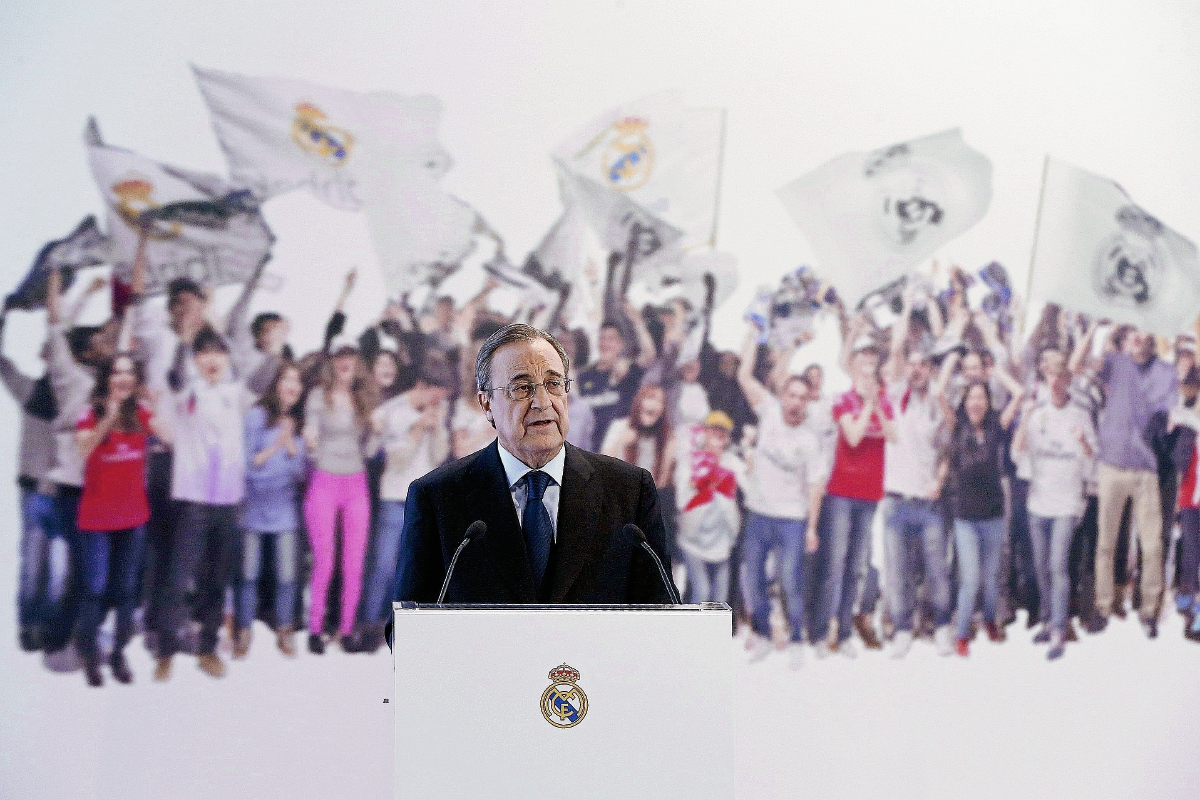 El presidente del Real Madrid, Florentino Pérez, durante la presentación de la aplicación 'Real Madrid App' de Microsoft, en el palco de honor del estadio Santiago Bernabéu. (Foto Prensa Libre: EFE)