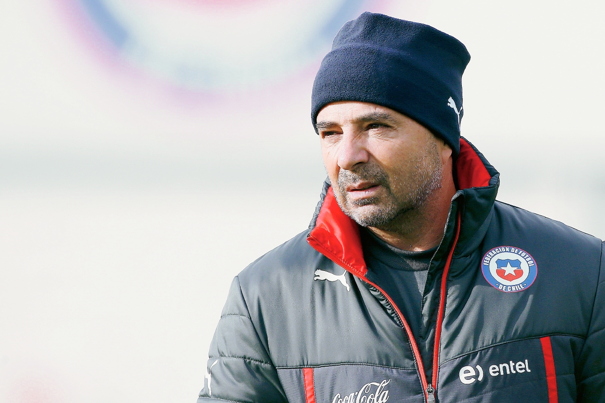 El director técnico de la selección chilena de fútbol, Jorge Sampaoli, resguarda el trabajo con sus seleccionados. (Foto Prensa Libre: EFE)