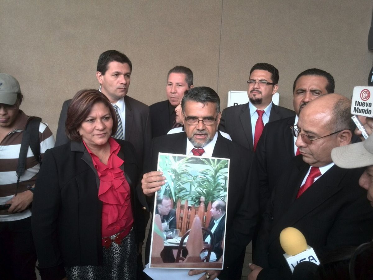 El diputado Manuel Barquín (centro), muestra una fotografía de una supuesta negociación entre Orlando Blanco y Leonel Rodríguez para denunciar a diputados de Líder. (Foto Prensa Libre: Esvin García)