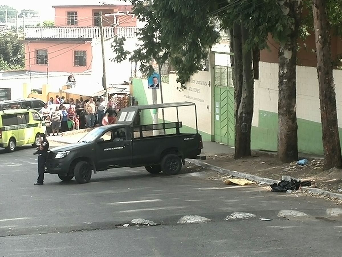 Frente a una escuela fue localizada la bolsa con los restos humanos. (Foto Prensa Libre: Estuardo Paredes)