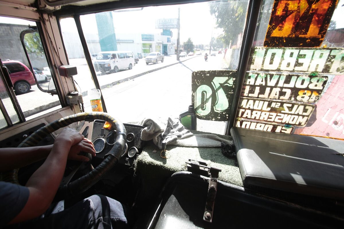 El piloto de un bus ruta 70 fue atacado a balazos como advertencia por el impago a la extorsión. (Foto Prensa Libre: Érick Ávila)