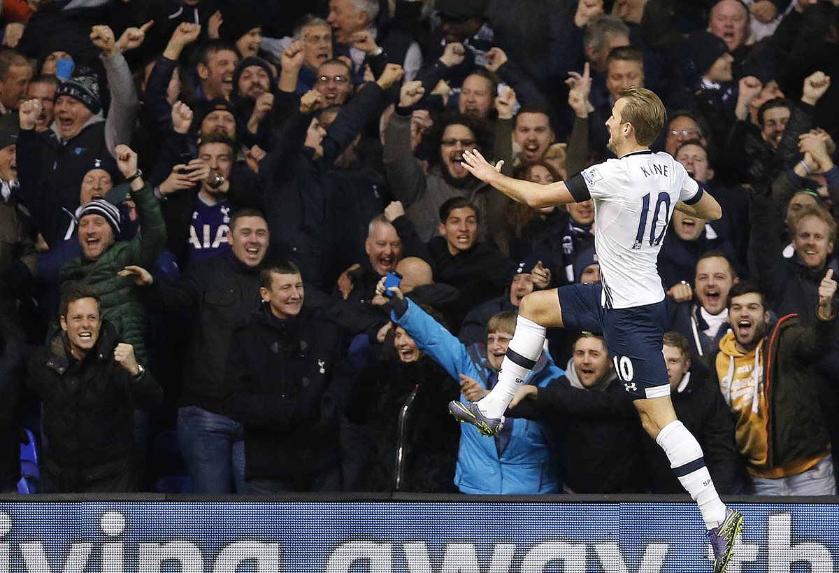 Kane sigue siendo fundamental en el Tottenham. (Foto Prensa Libre: AP)