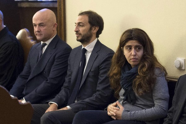 Los periodistas italianos Gianluigi Nuzzi (c) y Emiliano Fittipaldi (izq) a su llegada a la primera sesión del llamado caso Vatileaks2 en el Vaticano. (Foto Prensa Libre: AP)
