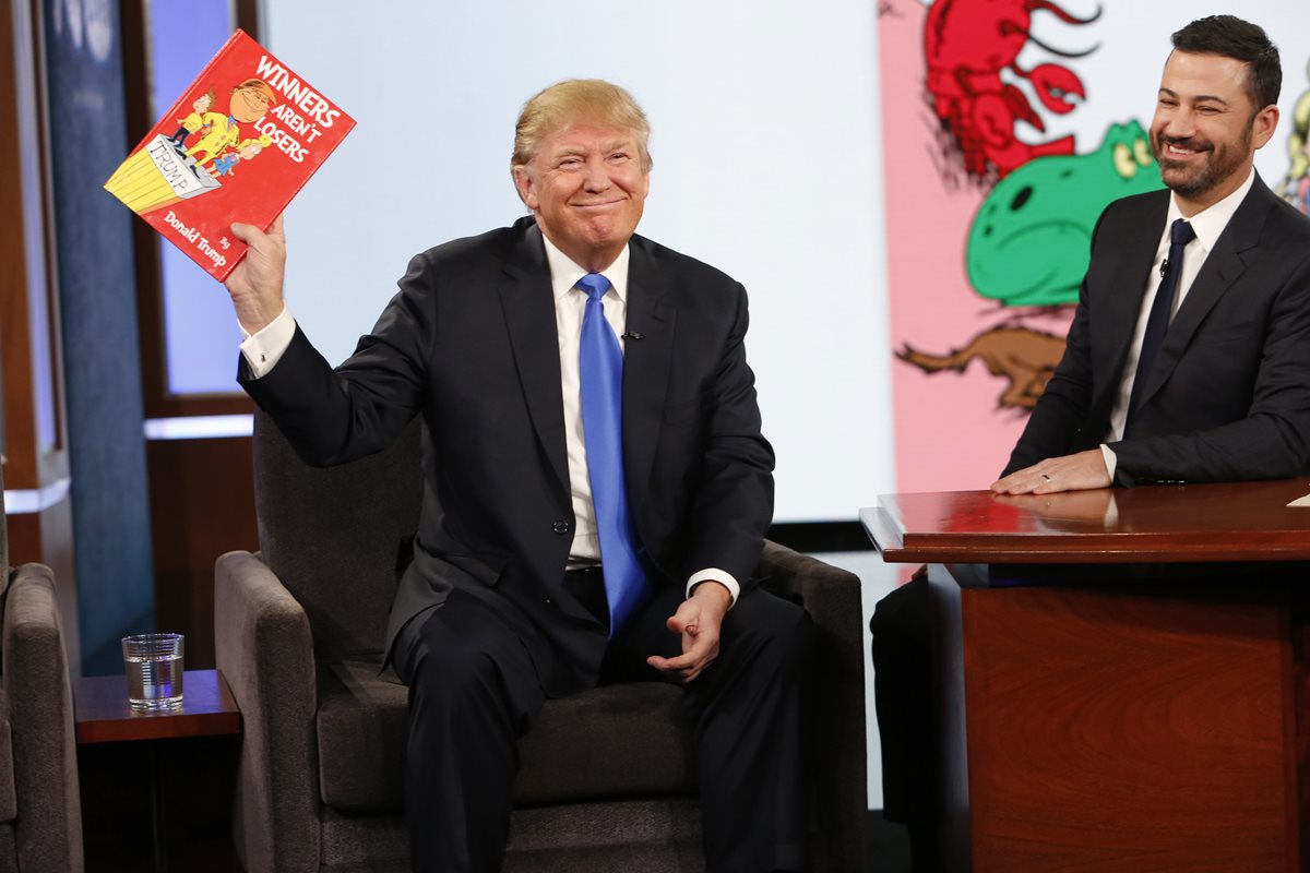 Donald Trump sonríe durnate una entrevista con un medio televisivo. (Foto Prensa Libre: AP).