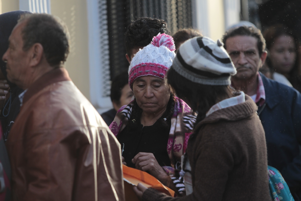 Guatemaltecos se protegen del frío. (Foto Prensa Libre: Hemeroteca PL)