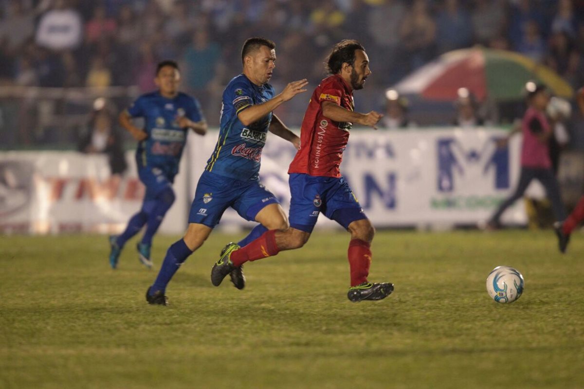 Acción durante el juego de esta noche en Cobán. (Foto Prensa Libre: Norvin Mendoza)