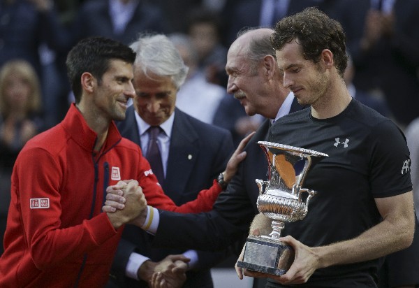 Murray sostiene su trofeo tras conquistar el Torneo de Roma. (Foto Prensa Libre: AFP)