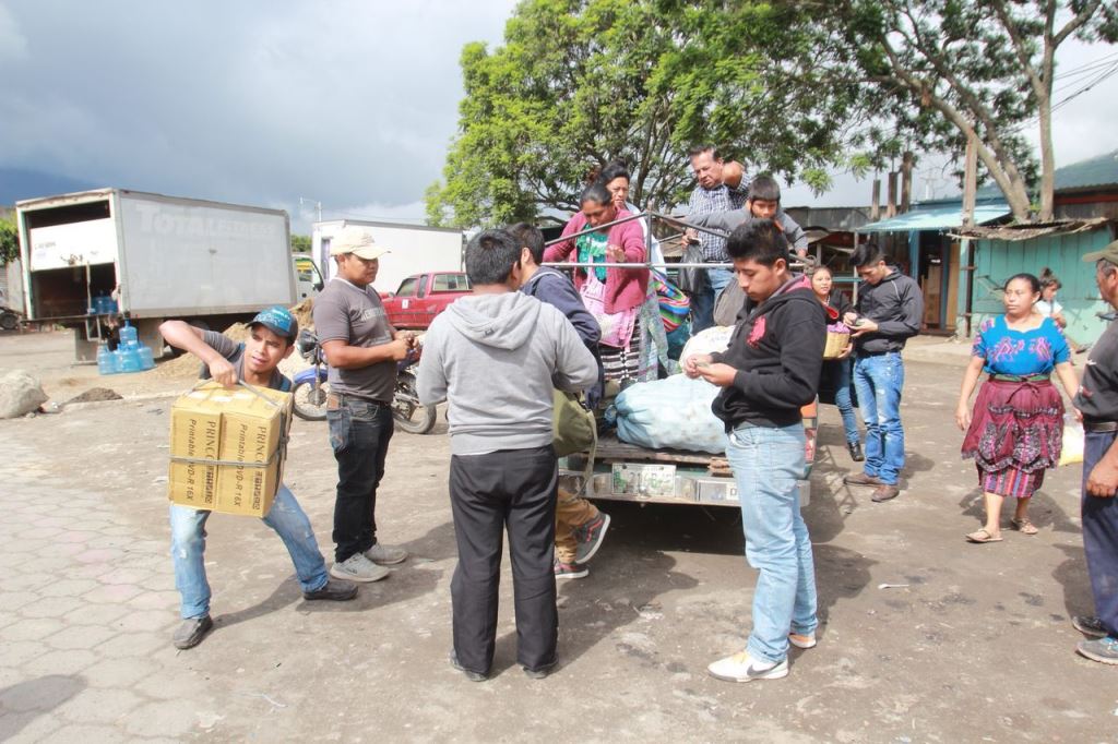 Usuarios de movilizan en picop, debido al paro de buses en Antigua Guatemala. (Foto Prensa Libre: Miguel López).