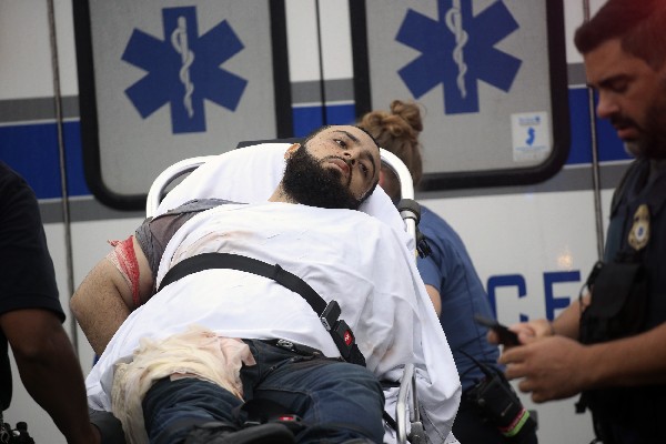 Ahmad Khan Rahami es llevado a un hospital después de una balacera con la Policía. (Foto Prensa Libre: AP)