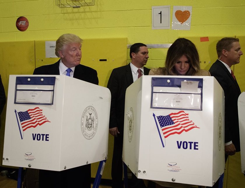 Las cámaras captaron el momento exacto en el que la pareja emite su voto y el republicano Donald Trump "echa un vistazo" al cubículo de su esposa Melania. (Foto Prensa Libre: AP).