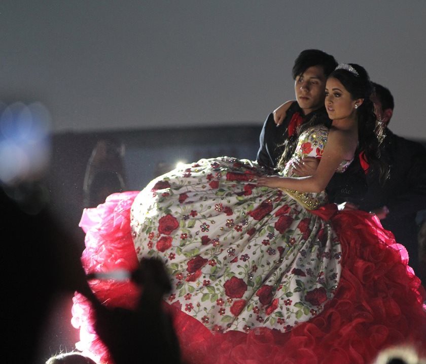 Rubí, la quinceañera más famosa de México baila durante su concurrida fiesta en La Joya. (Foto Prensa Libre: EFE).