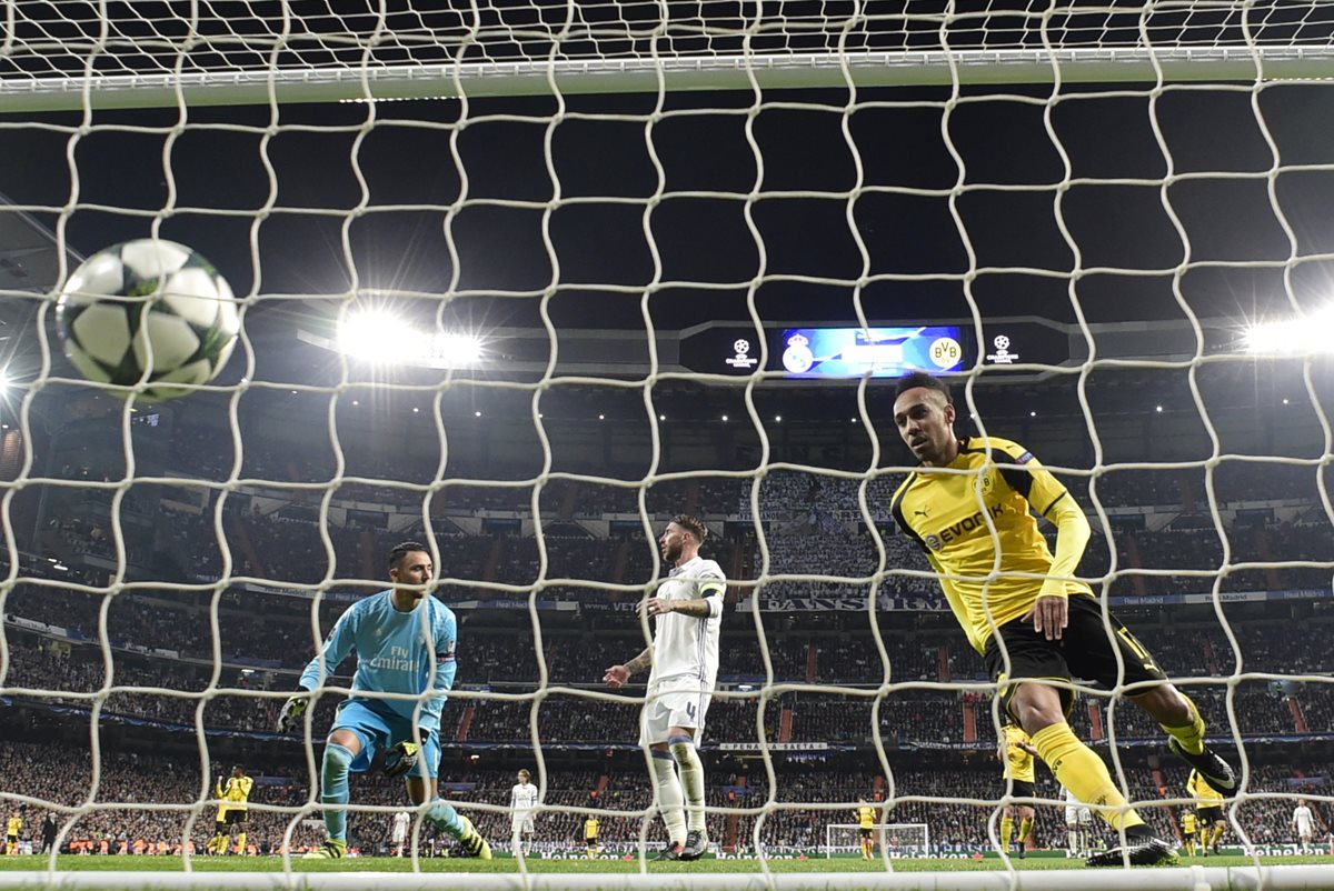 Pierre-Emerick Aubameyang corre a recoger la pelota luego de marcar el descuento para el equipo alemán. (Foto Prensa Libre: AFP)