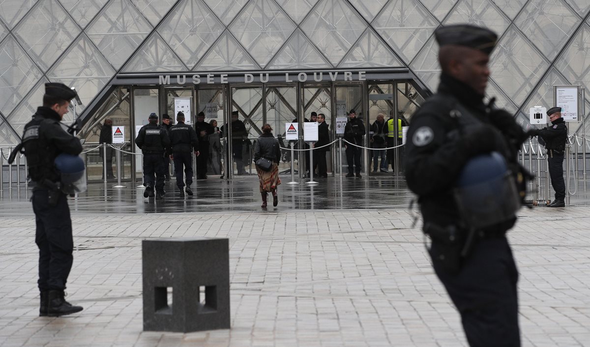 El agresor del Louvre dice que no actuó a las órdenes del Estado Islámico