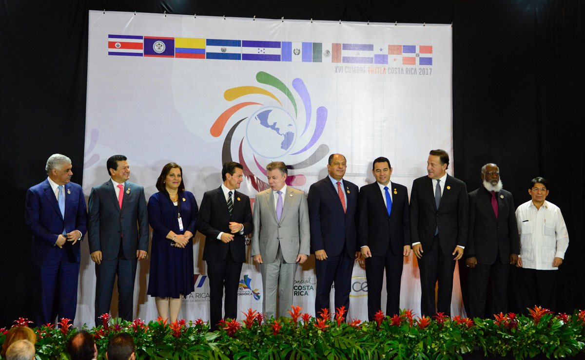 Presidentes abordan temas regionales en San José. (Foto Prensa Libre: AFP)
