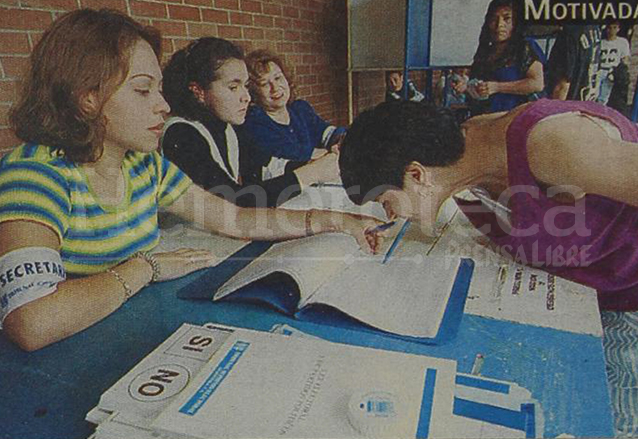 La pintora María Eugenia Nájera firma el padrón electoral luego de haber emitido su voto, el 16 de mayo de 1999. (Foto: Hemeroteca PL)